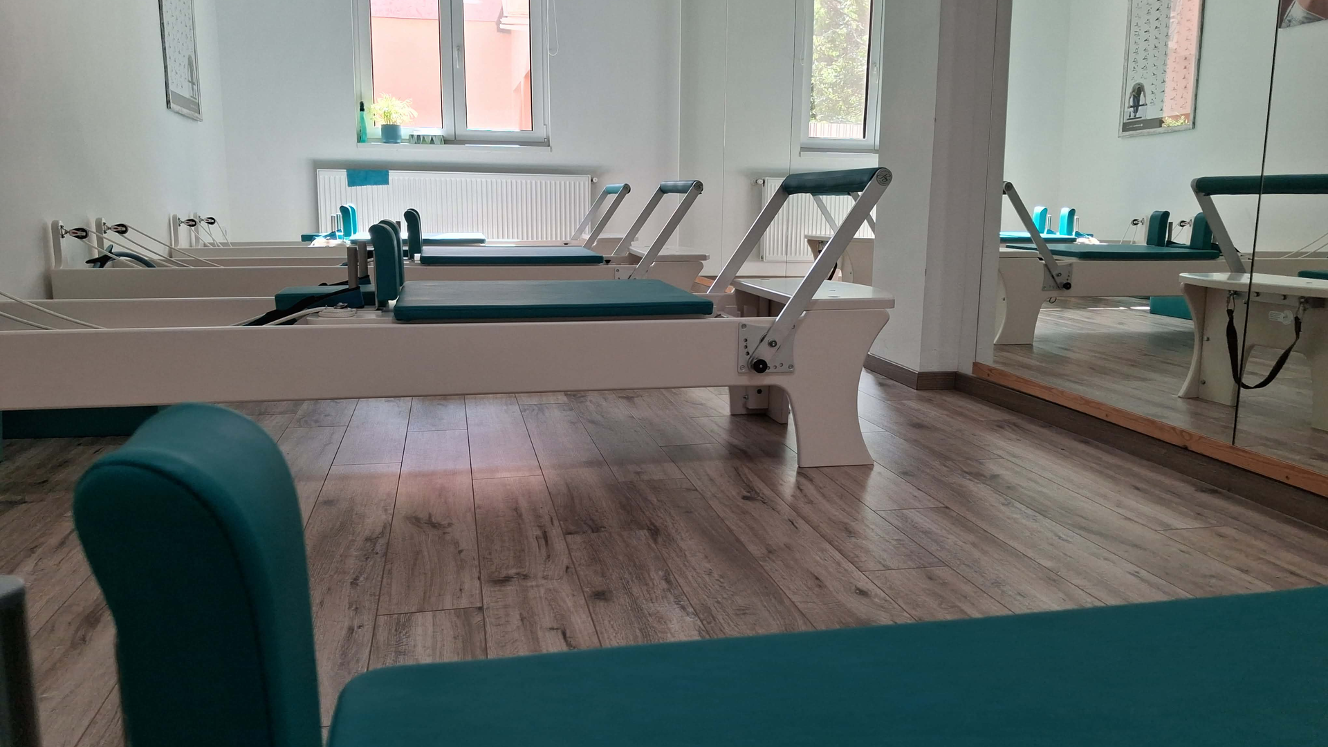 A Pilates Fitness Stúdió fogadótere, natúr fa pulttal és zöld növényekkel