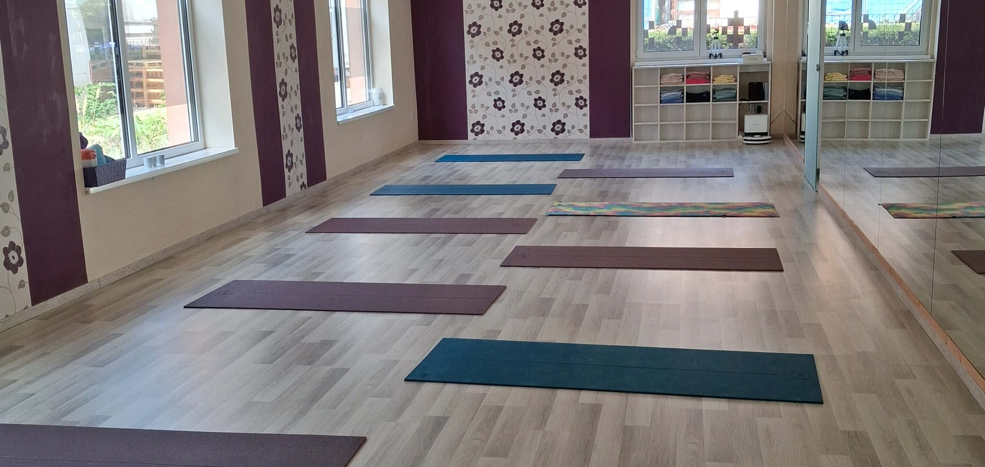A Pilates Fitness Stúdió bejárata, a Lipcse utcai stúdió kirakata és cégtáblája
